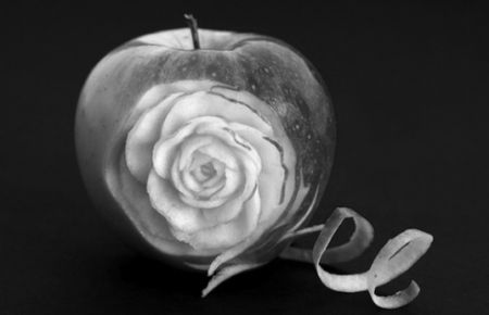 Een roos gemaakt in een appel