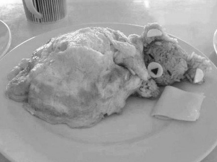 Slapend beertje gemaakt van o.a. rijst en ei